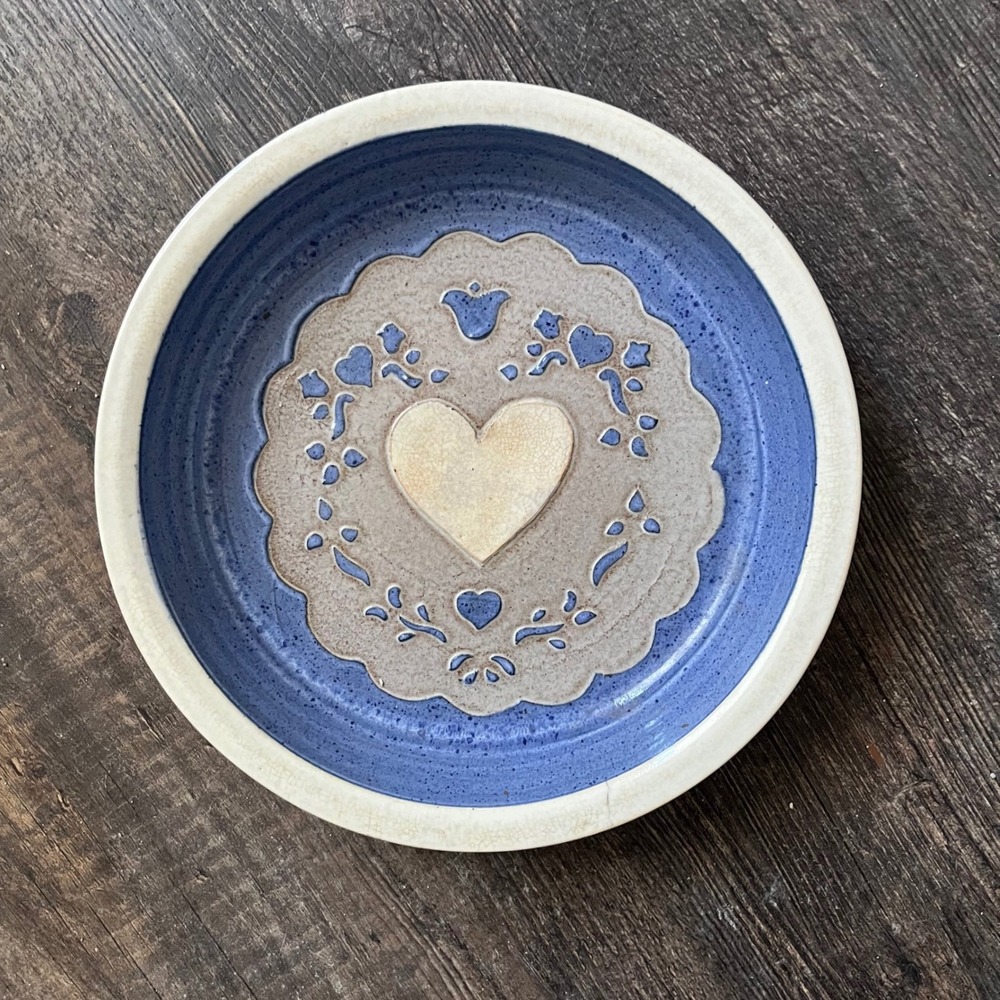 Signed‎ Pottery Bowl Heart Design Decorative Display Dish Blue Beige